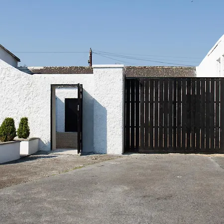 Дом отдыха Hill House Sleeps 6 Overlooking The Rock Of