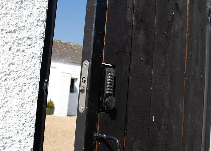 Hill House Sleeps 6 Overlooking The Rock Of Feriehus